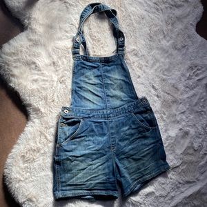 Denizen from Levi’s blue faded style overalls. Medium sized with stretch.